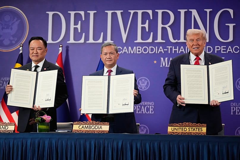 O Presidente dos EUA, Donald Trump, o Primeiro-Ministro do Camboja, Hun Manet, e o Primeiro-Ministro da Tailândia, Anutin Charnvirakul, em Kuala Lumpur, 26 de outubro de 2025