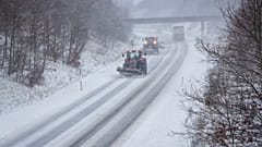 Ein Schneepflug reinigt die Straße bei starkem Schneefall in Viborg, Mitteljütland, Dänemark, am Mittwoch, 3. Januar 2024.Die Temperaturen sind in den letzten Tagen unter minus 40 Grad Celsius gefallen.