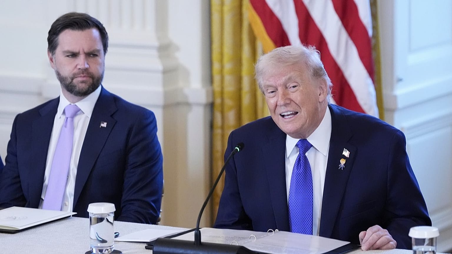 الرئيس الأمريكي دونالد ترامب خلال اجتماعه في البيت الأبيض مع نائب الرئيس جي دي فانس وعدد من كبار التنفيذيين في قطاع النفط، في 9 يناير 2026.