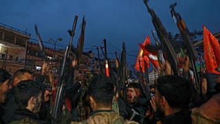 9 يناير 2026 – تجمع مقاتلون أكراد في القامشلي استجابة لدعوة للتعبئة خلال اشتباكات مع قوات الحكومة السورية في بلدة حلب.