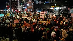  Menschen nehmen an einer Protest- und Lärmdemonstration teil, die ein Ende der föderalen Einwanderungsmaßnahmen in der Stadt fordert, Freitag, 9. Januar 2026, in Minneapolis. 