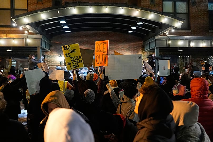 İnsanlar, 9 Ocak 2026 Cuma günü Minneapolis'te, şehirdeki federal göçmenlik uygulama operasyonlarının sona erdirilmesi çağrısında bulunan bir protesto ve gürültü gösterisine katılıyor. 