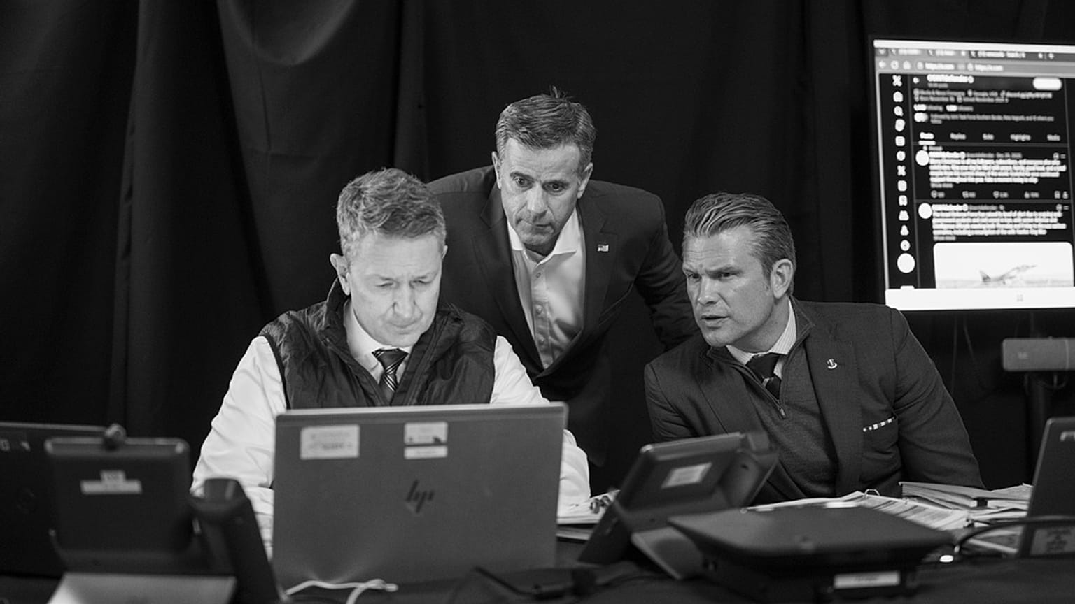 وزير الحرب الأمريكي، بيت هيغسيث، وقيادات أمريكية يراقبون العمليات العسكرية في فنزويلا مع ترامب بمار-أ-لاجو، 3 يناير 2026.