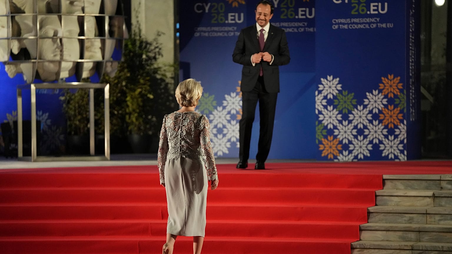 Ο Νίκος Χριστοδουλίδης υποδέχεται την Ούρσουλα φον ντερ Λάιεν