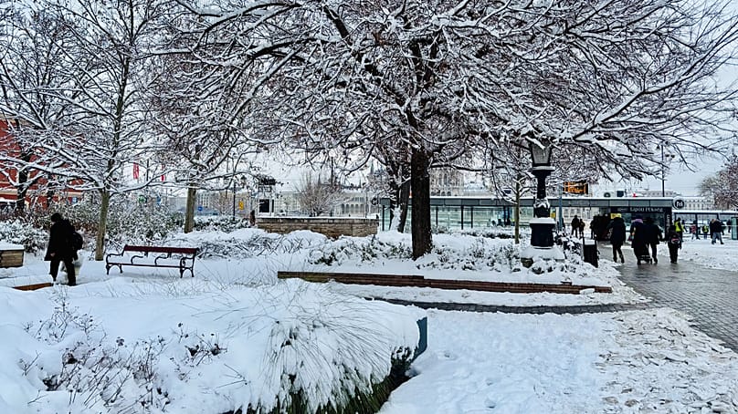 A hőszigetként viselkedő nagyvárosokban is megmaradt a hó