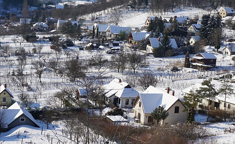 Hó borítja az Aranykagyló házait és kertjeit