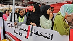 ناخبون يصطفون للإدلاء بأصواتهم في الجولة الأولى من الانتخابات البرلمانية في الجيزة، مصر، في 10 نوفمبر 2025.