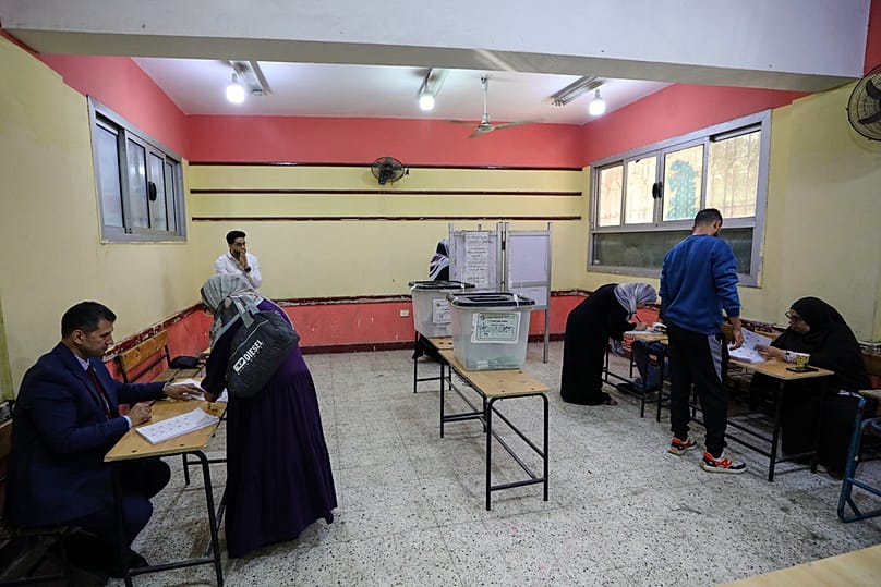 مصريون يدلون بأصواتهم خلال المرحلة الثانية من الانتخابات البرلمانية في القاهرة، مصر، في 24 نوفمبر 2025.