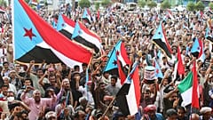 أنصار المجلس الانتقالي الجنو��ي يرفعون أعلام جنوب اليمن خلال تظاهرة في عدن، اليمن، في 2 يناير 2026.