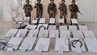 عکس تزیینی است؛ سربازان ارتش میانمار در کنار دستگاه‌های اینترنت ماهواره‌ای استارلینک، ۱۹ اکتبر ۲۰۲۵ 