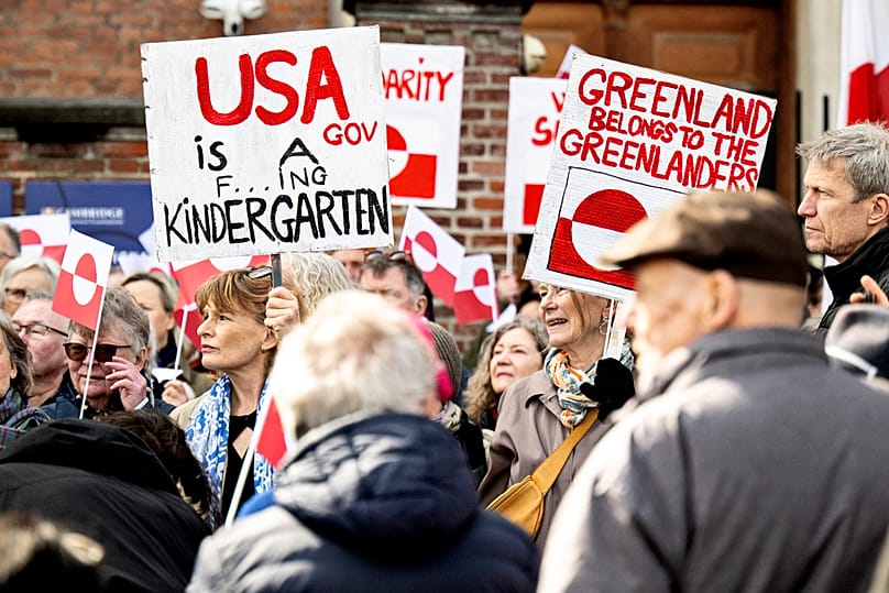 متظاهرون يرفعون أعلام غرينلاند خلال احتجاج أمام السفارة الأمريكية في كوبنهاغن، في 29 مارس 2025.