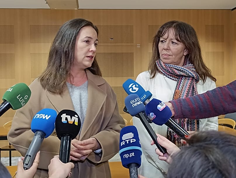 Die Justizministerin Rita Júdice und Teresa Leal Coelho, Botschafterin von Help UA.PT, im Gespräch mit Journalisten