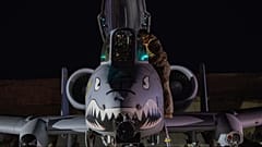 ABD'li bir havacı, Hawkeye Strike Operasyonu'nu desteklemek üzere 19 Aralık 2025'te ABD Merkez Komutanlığı sorumluluk alanındaki bir üsten bir A-10 Thunderbolt II uçağını uçuşa hazırlıyor. 