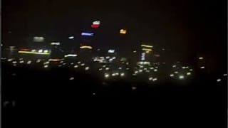 تصویری وایرال شده در شبکه‌های اجتماعی که مردم در میدان پونک تهران با روشن کردن موبایل‌هایشان سعی می‌کنند حضور خود را نشان دهند