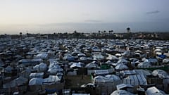 يمتد مخيم للخيام يضم فلسطينيين نازحين عبر منطقة في دير البلح بوسط قطاع غزة، يوم السبت 10 يناير 2026. (تصوير: أسوشيتد برس/ عبد الكريم حنا)