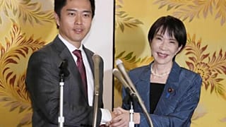 Koalisyon partisi lideriHirofumi Yoshimura ve Başbakan Sanae Takaichi