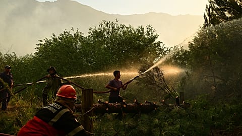In El Hoyo in Patagonien, Argentinien, lodern Waldbrände. Feuerwehrleute kämpfen gegen die Flammen. Donnerstag, den achten Januar 2026
