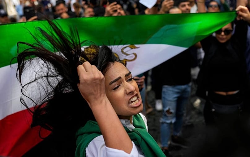 A fejkendő-forradalom pillanata