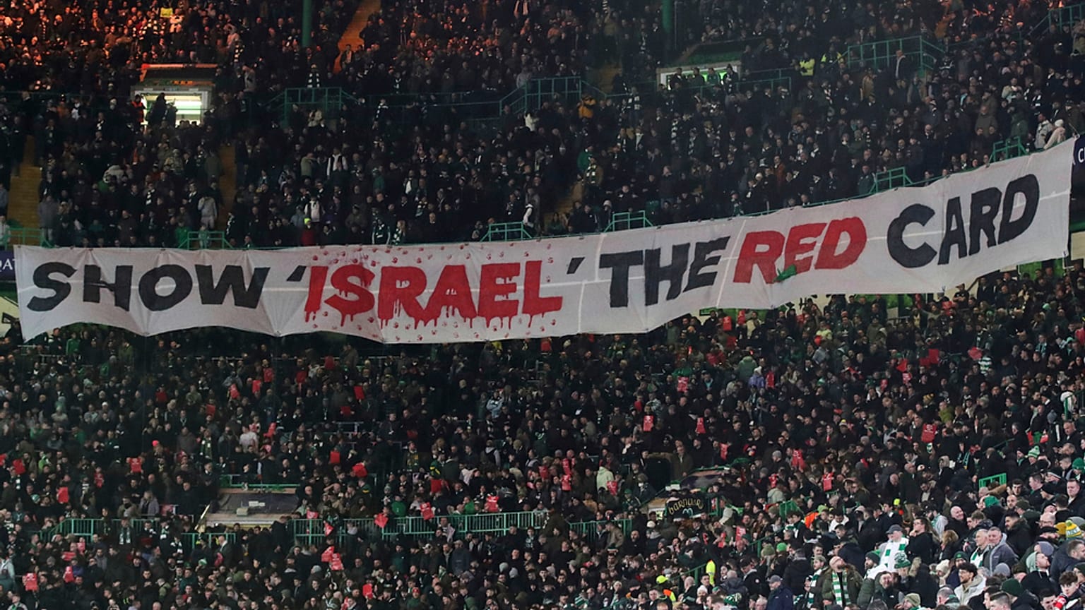  جماهير نادي سلتيك ترفع لافتة احتجاجية ضد إسرائيل خلال مباراة الذهاب في دور الملحق لدوري أبطال أوروبا بين غلاسغو سلتيك وبايرن ميونيخ على ملعب سيلتك بارك في غلاسغو، أسكتلندا،