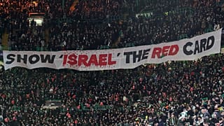  جماهير نادي سلتيك ترفع لافتة احتجاجية ضد إسرائيل خلال مباراة الذهاب في دور الملحق لدوري أبطال أوروبا بين غلاسغو سلتيك وبايرن ميونيخ على ملعب سيلتك بارك في غلاسغو، أسكتلندا،