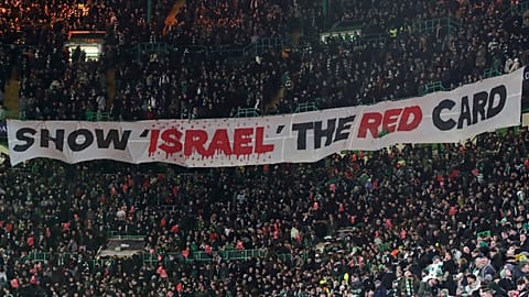  جماهير نادي سلتيك ترفع لافتة احتجاجية ضد إسرائيل خلال مباراة الذهاب في دور الملحق لدوري أبطال أوروبا بين غلاسغو سلتيك وبايرن ميونيخ على ملعب سيلتك بارك في غلاسغو، أسكتلندا،