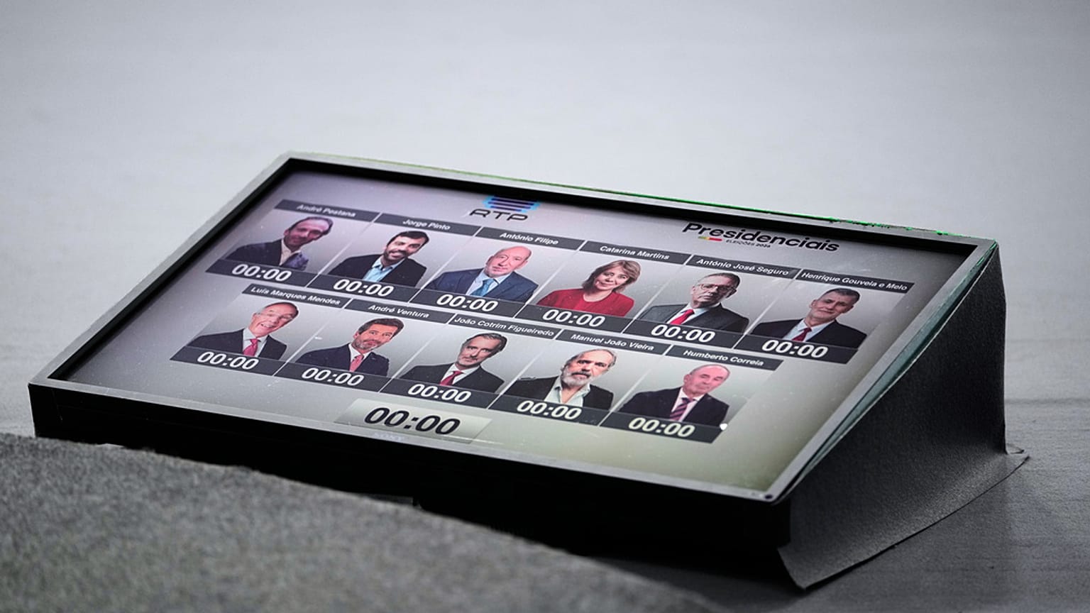 Os candidatos presidenciais são exibidos num ecrã num estúdio antes de um debate eleitoral transmitido pela televisão nacional. 