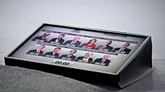 Die Präsidentschaftskandidaten werden vor einer landesweit im Fernsehen übertragenen Wahldebatte auf einem Bildschirm in einem Studio gezeigt. 