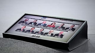 Os candidatos presidenciais são exibidos num ecrã num estúdio antes de um debate eleitoral transmitido pela televisão nacional. 