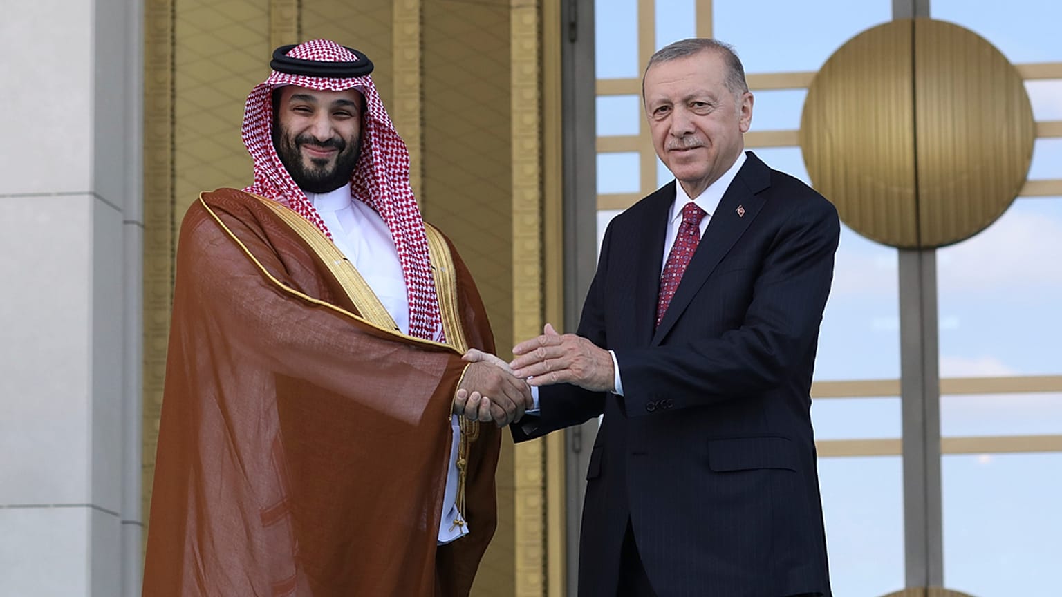 يصافح الرئيس التركي رجب طيب أردوغان (يمينًا) ولي العهد السعودي الأمير محمد بن سلمان خلال مراسم استقبال في أنقرة، تركيا،