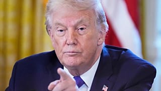 الرئيس دونالد ترامب يجيب عن سؤال من مراسل أثناء اجتماعه مع مسؤولي شركات النفط في القاعة الشرقية للبيت الأبيض، يوم الجمعة 9 يناير 2026،