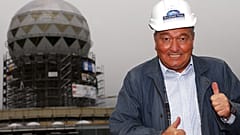Erich von Däniken mit seinem Projekt "Mystery Park" in Interlaken 2002