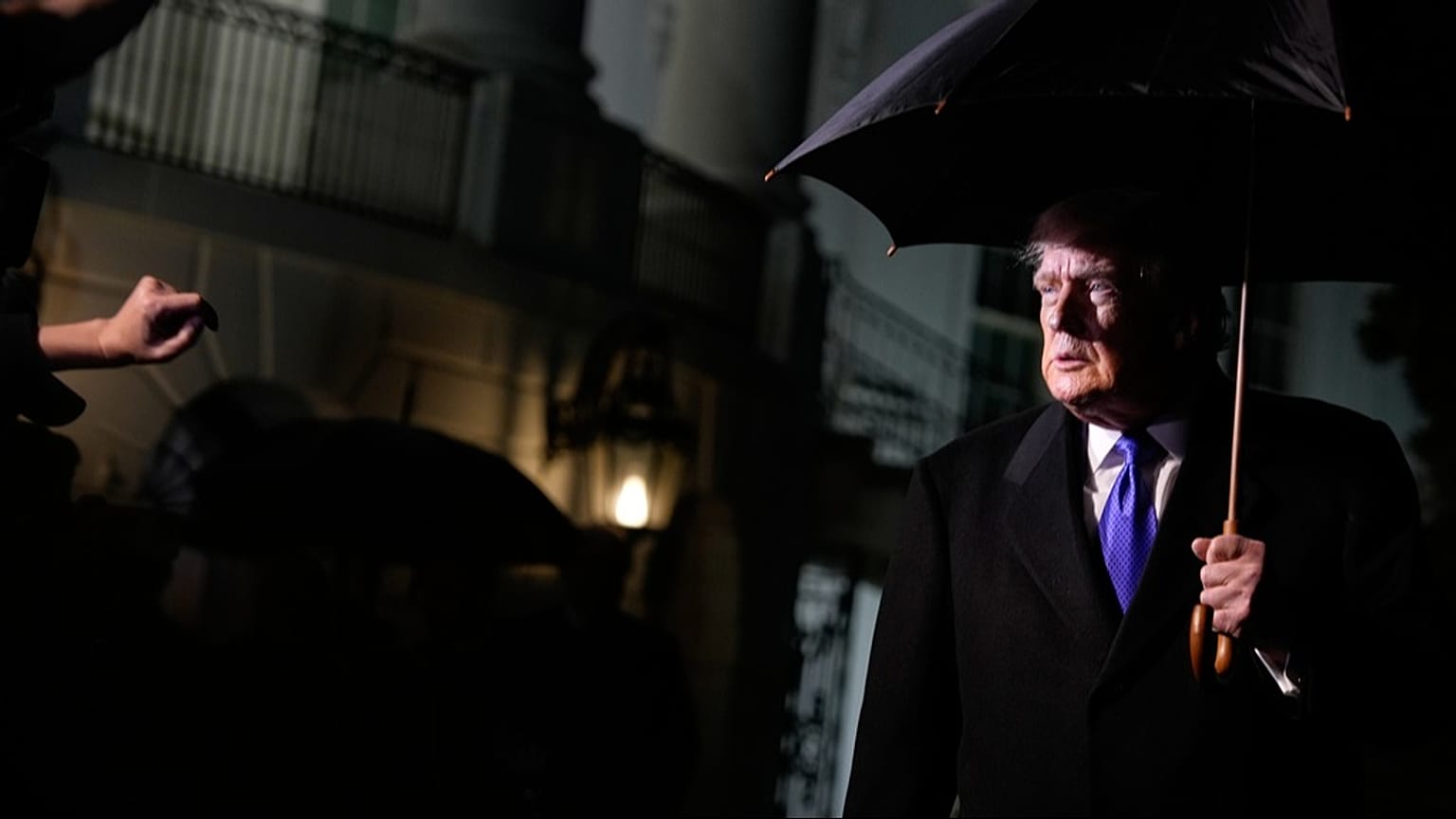 O Presidente dos EUA, Donald Trump, fala com os jornalistas antes de partir no Marine One do relvado sul da Casa Branca, sexta-feira, 9 de janeiro de 2026, em Washington