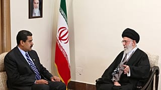 علی خامنه‌ای رهبر ایران با نیکلاس مادورو، رئیس‌جمهوری ونزوئلا در تهران؛  دوشنبه، ۲۳ نوامبر ۲۰۱۵ 