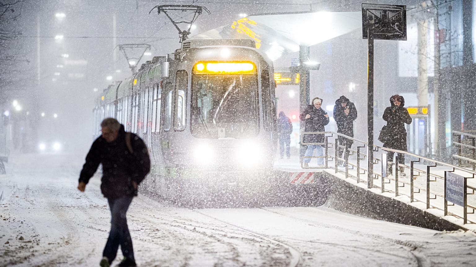 Schwierige Verkehrssituation wegen Schnee und Eis in Hannover
