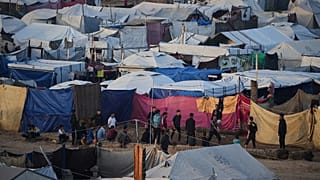 Militanti di Hamas cercano i resti di un ostaggio israeliano nel quartiere Zeitoun di Gaza City, mercoledì 7 gennaio 2026. (Foto AP/Abdel Kareem Hana)