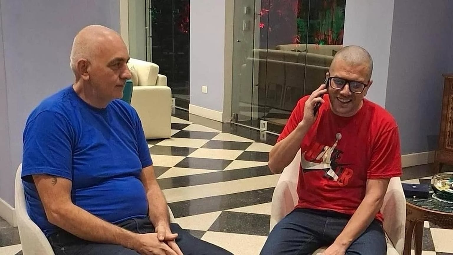 Alberto Trentini (a destra) e Mario Burlò nella residenza dell’ambasciatore Giovanni Umberto De Vito a Caracas, Venezuela