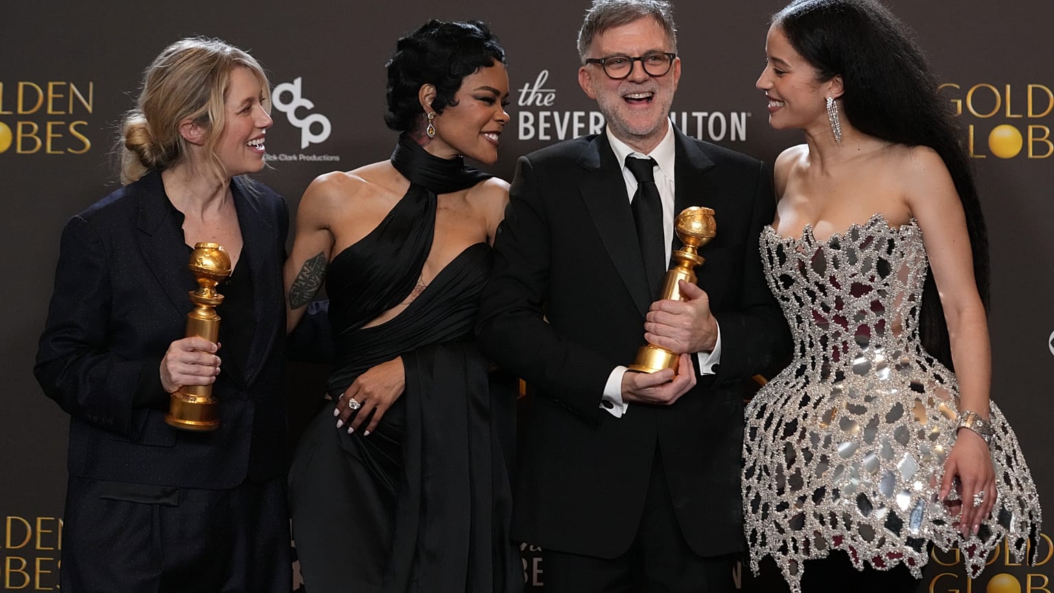 Sara Murphy, Teyana Taylor, Paul Thomas Anderson és Chase Infiniti a legjobb filmnek (Egyik csata a másik után) járó Arany Glóbusszall