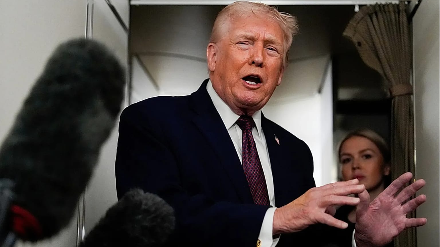 دونالد ترامب خلال رحلته إلى قاعدة أندروز بولاية ماريلاند، في 11 كانون الثاني/يناير 2026.