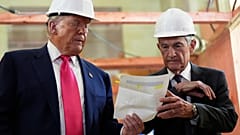 Archivbild. Fed-Chef Jerome Powell und Präsident Donald Trump begutachten Unterlagen mit Kostenzahlen bei einem Besuch der US-Notenbank. Washington. 24. Juli 2025.