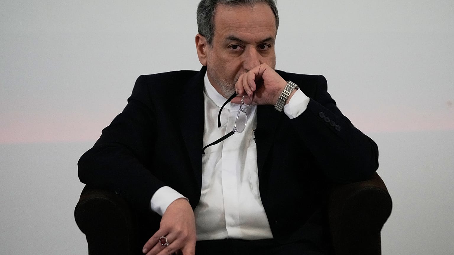 وزير الخارجية الإيراني عباس عراقجي يحضر ندوة في بيروت، لبنان، يوم الجمعة 9 يناير/كانون الثاني 2026. (صورة من وكالة أسوشييتد برس/حسين ملا)