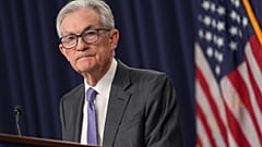 رئيس مجلس الاحتياطي الفيدرالي جيروم باول يلقي كلمة في مقر المجلس، يوم الأربعاء 10 ديسمبر/كانون الأول 2025، في واشنطن. (صورة من وكالة أسوشيتد برس/جاكلين مارتن)