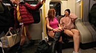 Yolcular, Londra'da her yıl düzenlenen "Pantolonsuz Metro Yolculuğu" sırasında metroda seyahat ediyor.