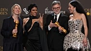 La productora Sara Murphy, el director y guionista Paul Thomas Anderson y las actrices Teyana Taylor y Chase Infiniti posan con los Globos de Oro de 'Una batalla tras otra'.