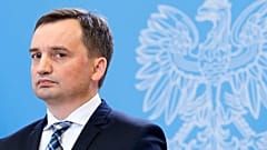 A nyomozók azt állítják, hogy Zbigniew Ziobro volt igazságügyi miniszter 26 bűncselekményt követett el, többek között egy szervezett bűnözői csoportot vezetett.