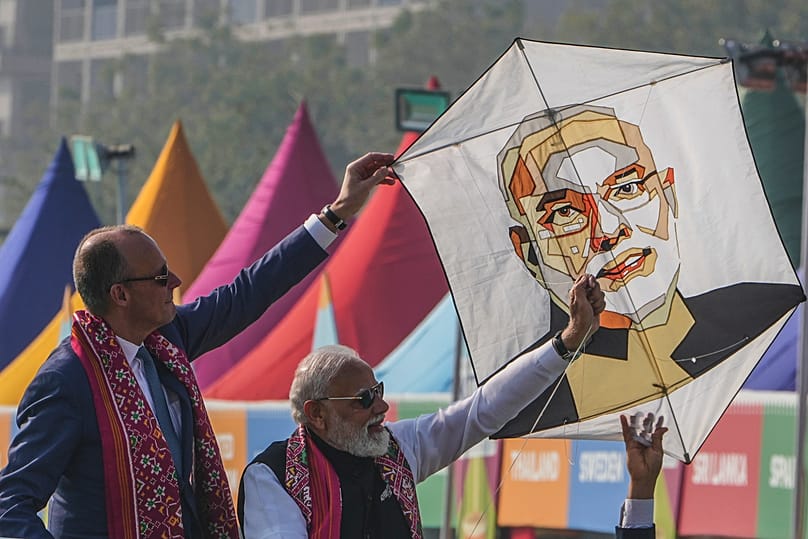 Bundeskanzler Friedrich Merz (CDU) und Indiens Premierminister Narendra Modi lassen bei einem Festival einen Drachen steigen, Ahmedabad, Indien, 12. Januar 2026