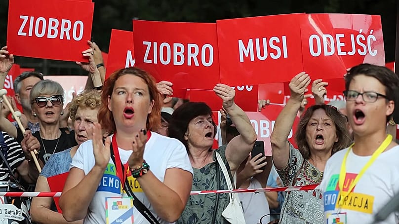 Protestocular, Ziobro'nun görevden alınması talebiyle gösteri düzenledi.