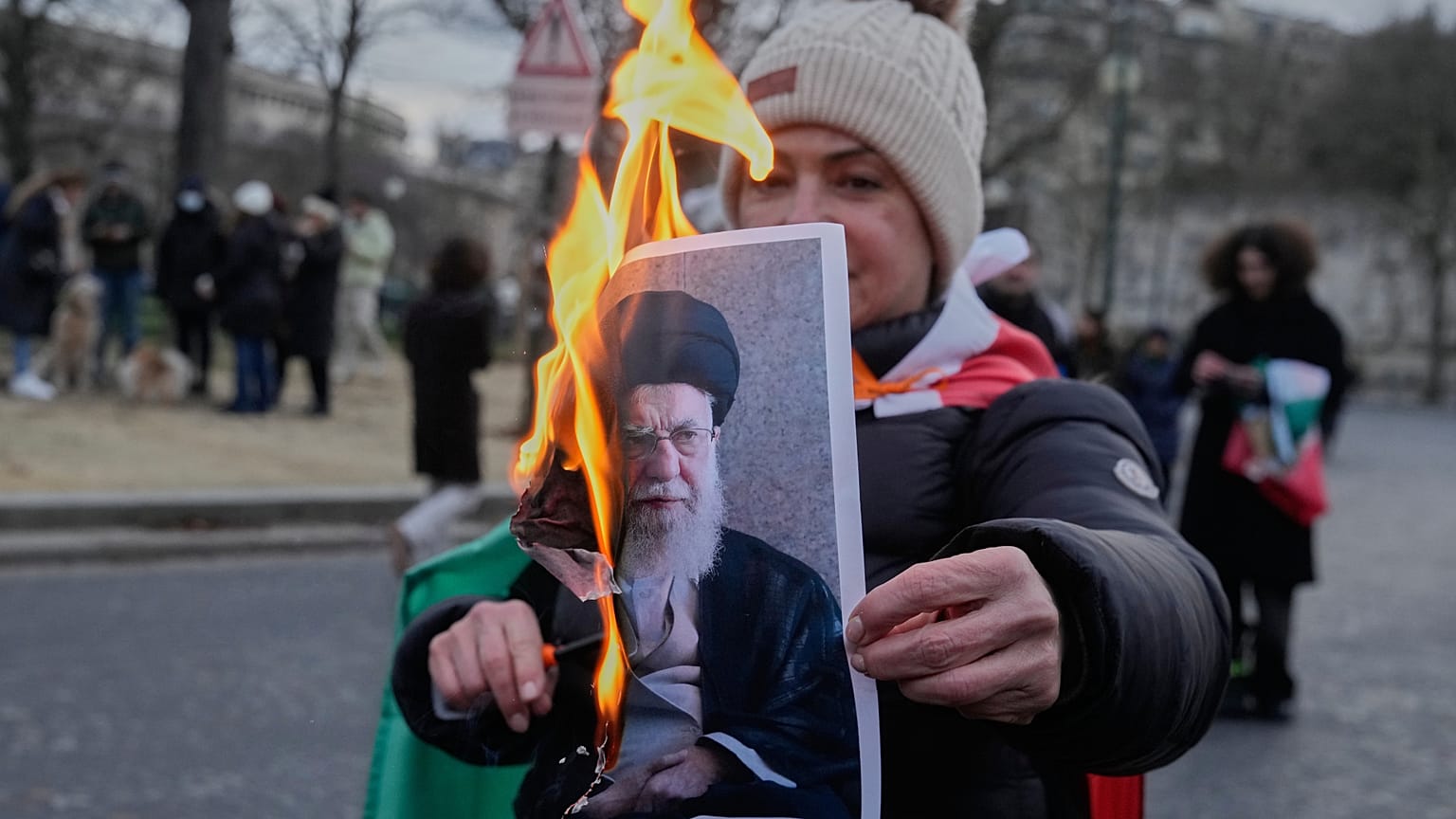 Khamenei-ellenes tüntető