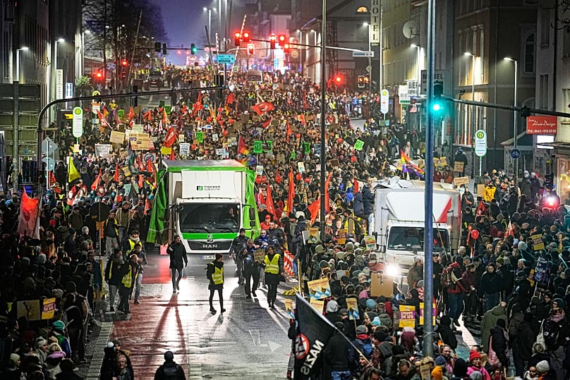 Tausende Menschen haben sich in Gießen versammelt, um gegen die Gründung der neuen AfD-Jugend zu protestieren, 29.11.2025, Gießen.