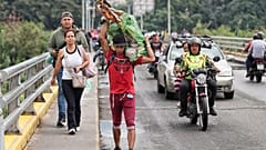 Unos migrantes cruzan a pie la frontera de Venezuela en Villa del Rosario, Colombia, el lunes 5 de enero de 2026