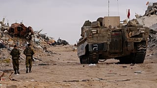 جنود إسرائيليون يقفون قرب مدخل نفق في رفح، قطاع غزة (صورة من وكالة أسوشييتد برس/سام ميدنيك)